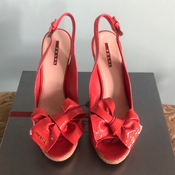 PRADA Coral patent leather wedge with bow on toe - Picture 4 of 7